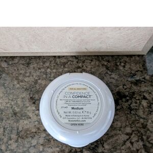 It Cosmetics Confidence In A Compact SPF 50+ Solid Serum Foundation MEDIUM